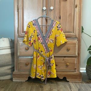Francesca’s yellow floral romper small